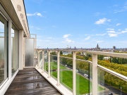 Modern balkon met stadsuitzicht na regen.png
