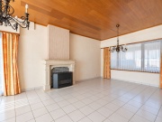 Lege woonkamer met klassieke haard en kroonluchters (1).png