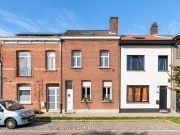 Rustige gevelrij onder blauwe hemel (1).png