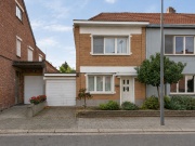 Rustieke rijwoning met garage en voortuin.png